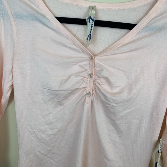 NWT 7FAM blush ruched quarter sleeve henley tee - Picture 5 of 8